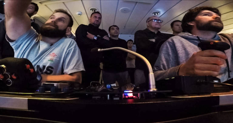 Funcionários da Ocean Infinity e parentes de tripulantes durante a busca pelo submarino