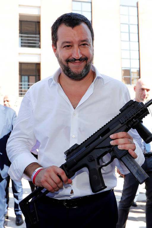 Salvini com arma em evento em Roma 