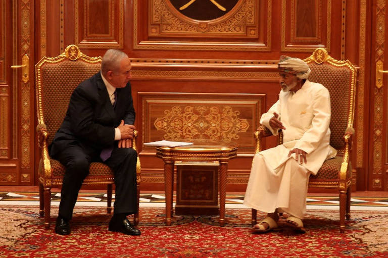 O premiê israelense Binyamin Netanyahu foi recebido pelo sultão Qaboos bin Said 

