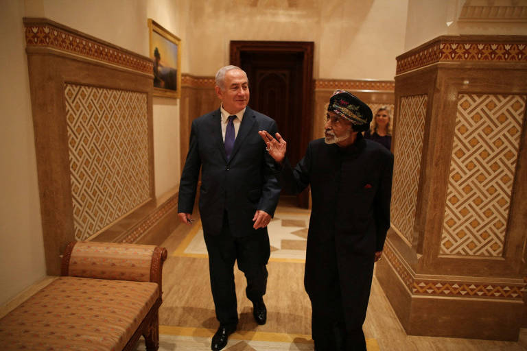 Netanyahu e o sultão Qaboos bin Said durante visita a Omã