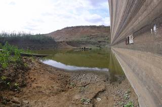 A barragem de Jucazinho em Surubim, Pernambuco, com baixo nível de água