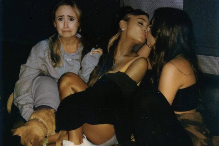 Após fim de noivado, Ariana Grande posta foto beijando mulher e alude a 'Meninas Malvadas'