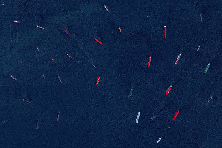 Petroleiros e navios de carga na entrada do Porto de Singapura fotografados por satélite