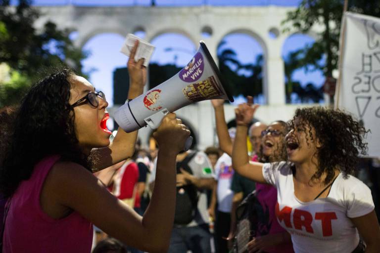Mulheres protestam nos Arcos da Lapa, no Rio