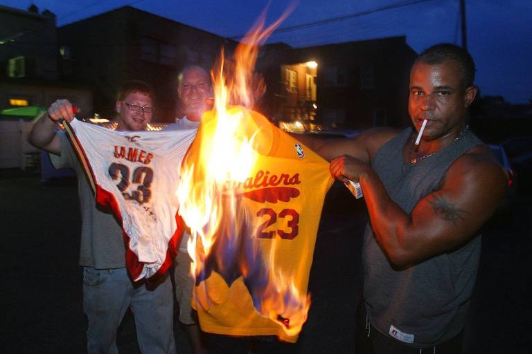 Amor e ódio de Cleveland por LeBron James