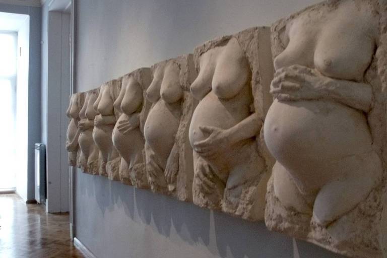 Escultura do artista americano George Segall representando estágios da gravidez humana, em São Petersburgo, Rússia