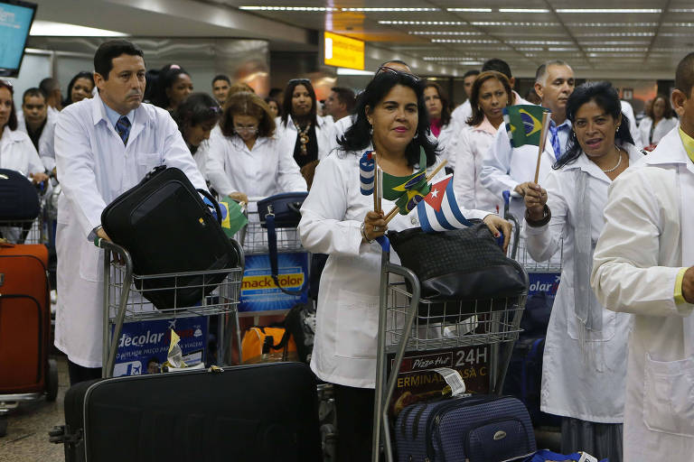 Médicos cubanos desembarcam no aeroporto internacional de Cumbica, em Guarulhos (SP)