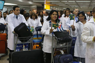 Médicos cubanos desembarcam no aeroporto de Guarulhos/SP