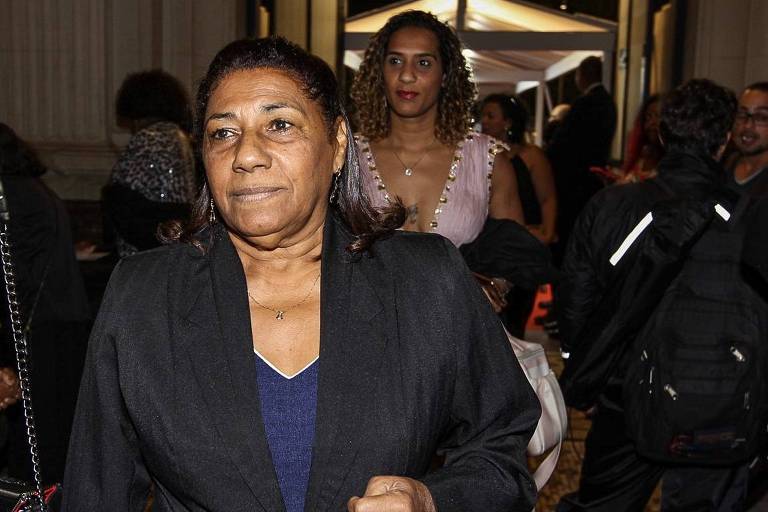 A mãe e a irmã da vereadora Marielle Franco chegam a Sala São Paulo, onde receberam o Troféu Raça Negra