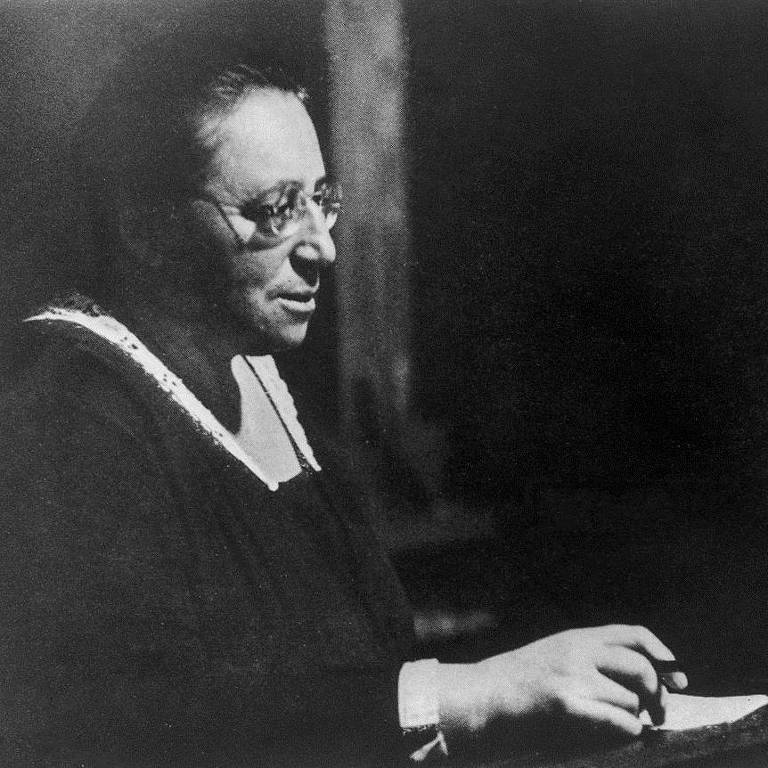 A matemática Emmy Noether com lápis na mão