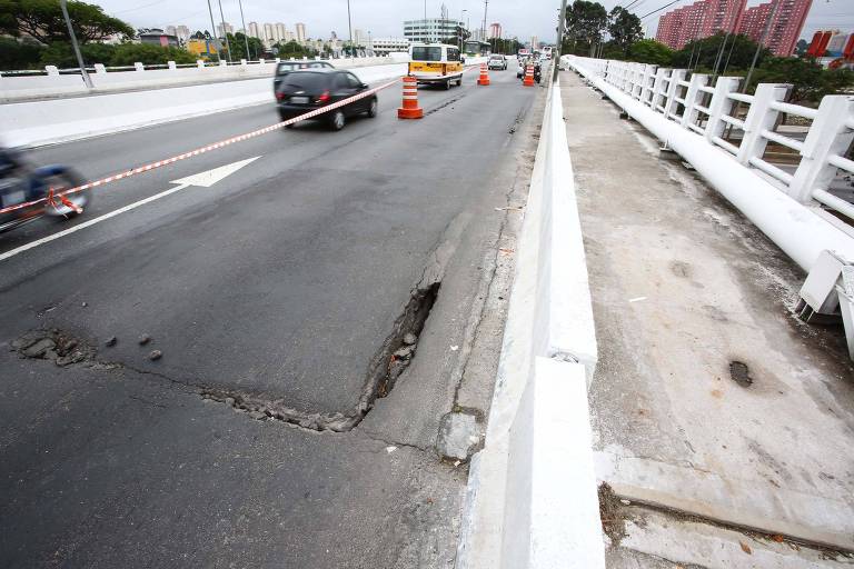 Fenda no asfalto interdita faixa em ponte de SP, desta vez na marginal Tietê