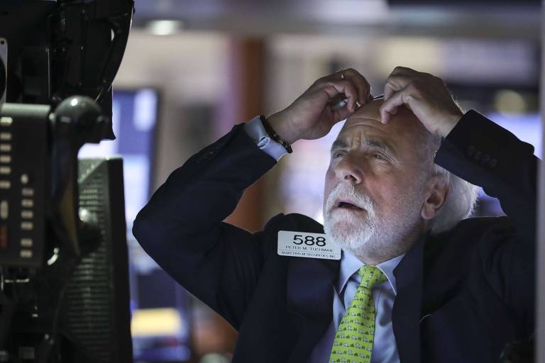 
Operador observa queda nas cotações na Bolsa de Nova York nesta terça