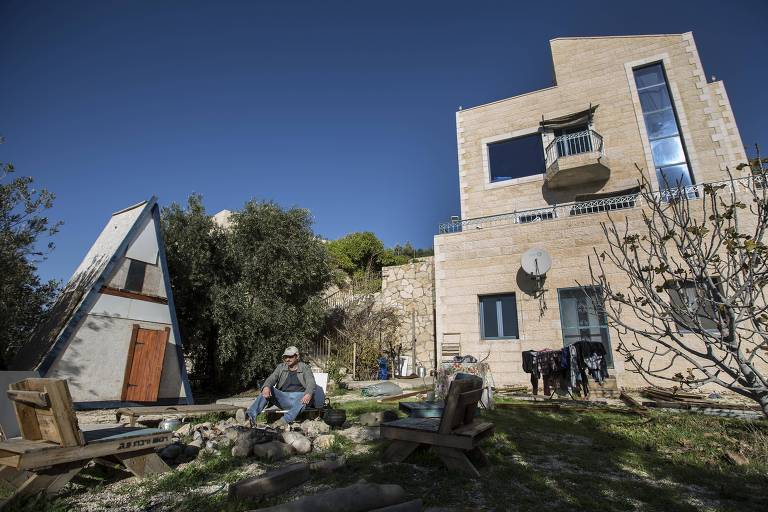 Moshe Gordon em frente à casa que aluga pelo Airbnb em um assentamento na Cisjordânia
