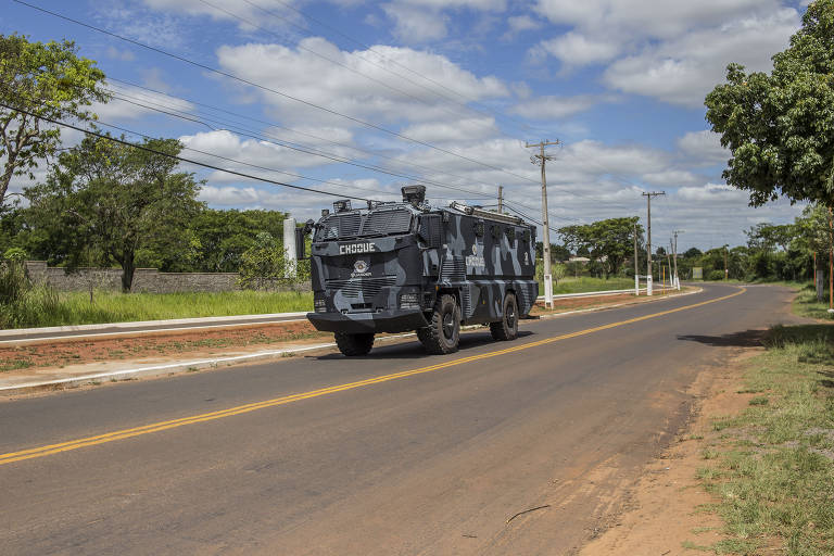 Caminhão do CHOQUE na estrada que leva ao presídio 2 de Presidente Venceslau. Os militares enviados a Presidente Venceslau para evitar o resgate de Marcos Willians Herbas Camacho, o Marcola, vivem situação precária