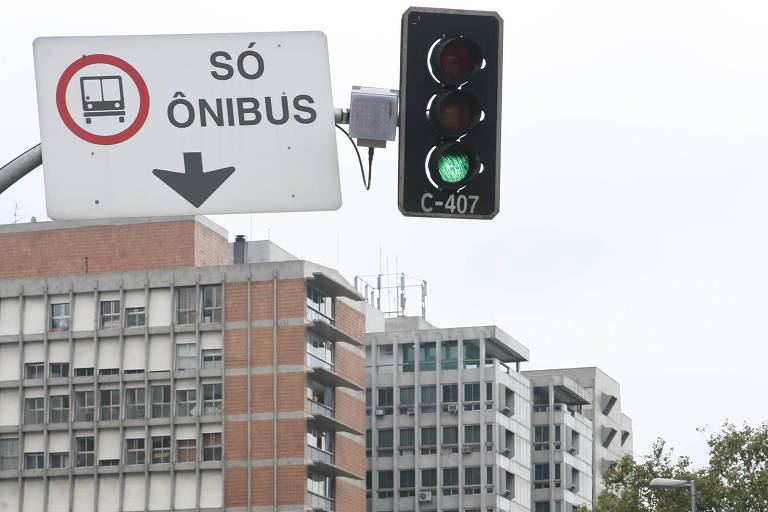 Semáforo com dispositivo instalado pela CET para monitorar o trânsito