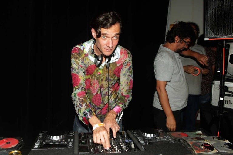 O DJ Tata Aeroplano em apresentação no Club Homs