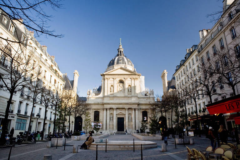 Praça em frente a uma das entradas da Universidade Paris-Sorbonne, em Paris, na França