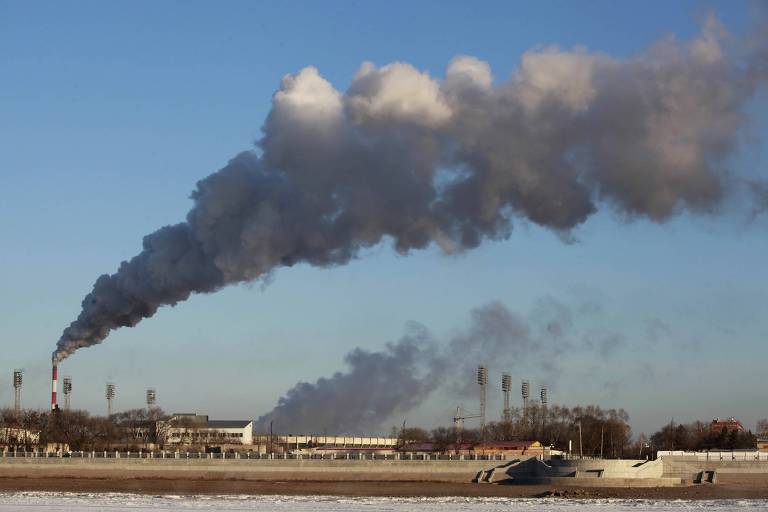 Fumaça escura em fábrica da China, país com as maiores emissões