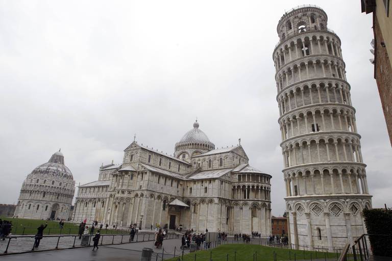 Torre de Pisa, à dir., se endireitou quatro centímetros nos últimos 20 anos, segundo engenheiros