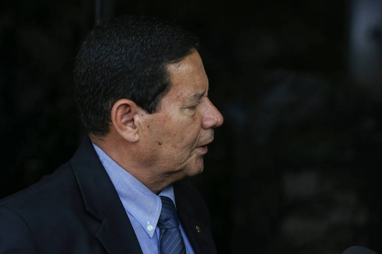 O general Hamilton Mourão, vice presidente de Jair Bolsonaro, chega ao CCBB para reunião com equipe de transição