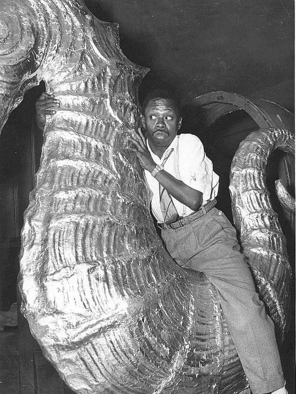 Grande Otelo posa montado em dragão na Boite Oasis, em São Paulo, onde se apresentou com Georges Henry e sua orquestra-show, e com André Penazzi e seu conjunto de ritmos