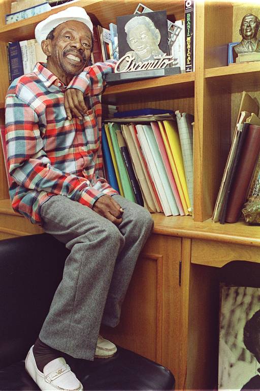 O ator Grande Otelo em sua casa, no Rio