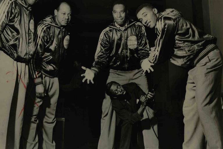 Grande Otelo com integrantes dos Harlem Globetrotters