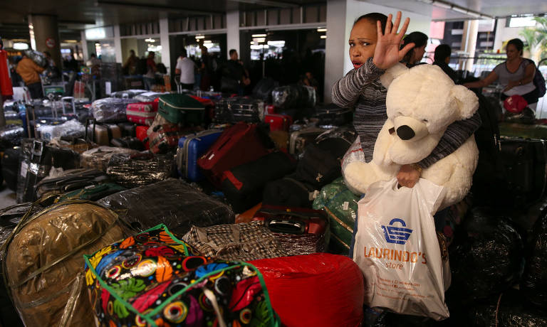 Participantes do Mais Médicos organizam bagagem e embarcam de Brasília para Cuba