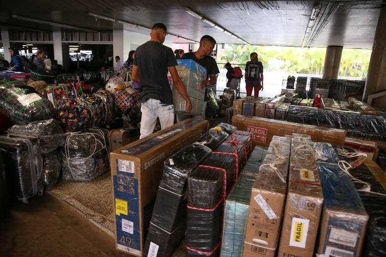 Muitas malas e equipamentos eletrônicos são levados para o embarque por médicos cubanos