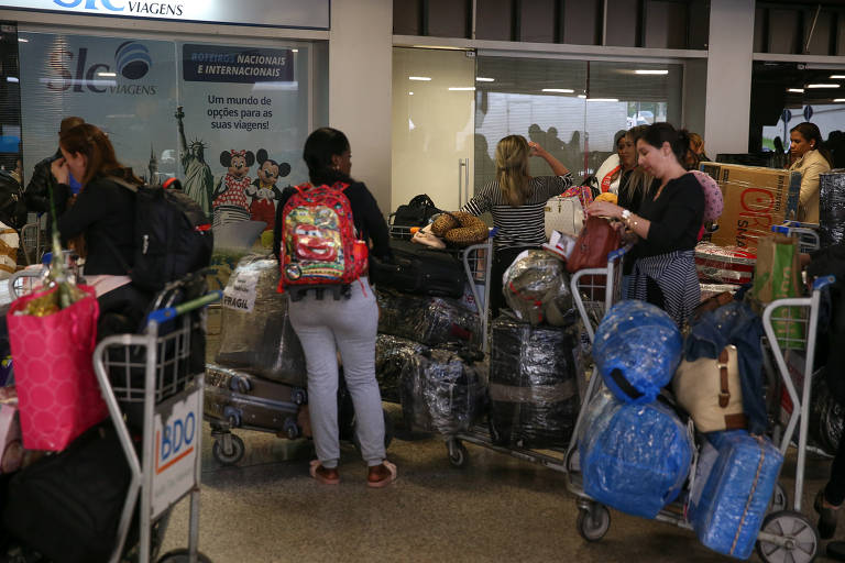 Médicos cubanos participantes do programa Mais Médicos organizam malas e fazem check-in no aeroporto de Brasília