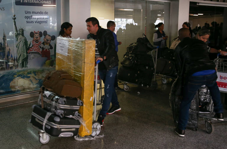 Médicos cubanos participantes do programa Mais Médicos organizam malas e fazem check-in no aeroporto de Brasília
