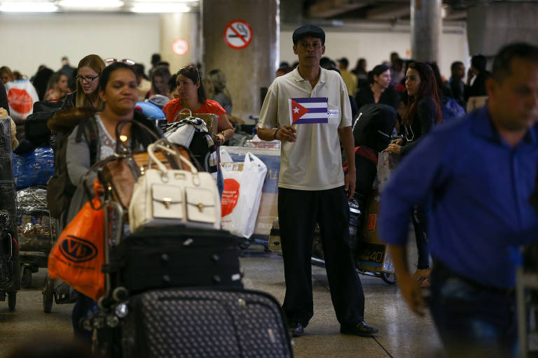 Médicos cubanos participantes do programa Mais Médicos organizam malas e fazem check-in no aeroporto de Brasília 