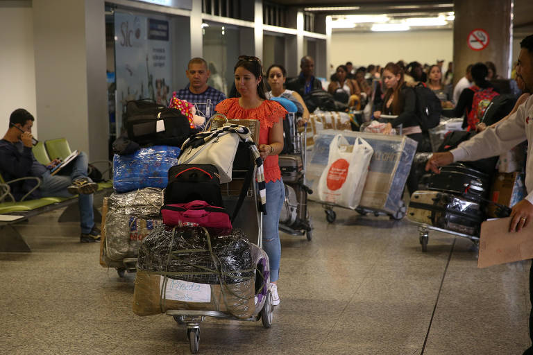 Médicos cubanos participantes do programa Mais Médicos organizam malas e fazem check-in no aeroporto de Brasília