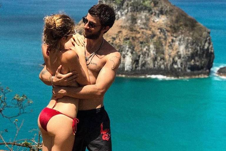 Laura Neiva posta foto ao lado do namorado e confirma rumores de que haviam reatado a relação