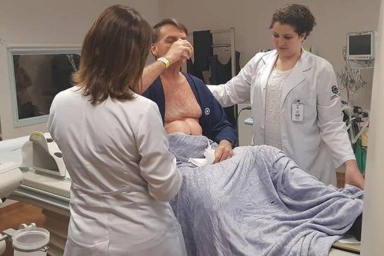 Jair Bolsonaro se submeteu a uma série de exames pré-operatórios na sexta-feira (23) no hospital Albert Einstein; cirurgia para retirada da bolsa de colostomia ficou para 2019