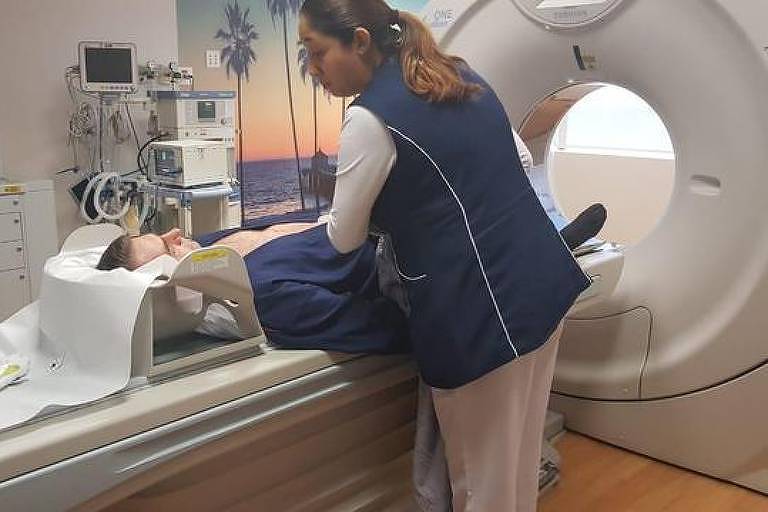Jair Bolsonaro se submeteu a uma série de exames pré-operatórios na sexta-feira (23) no hospital Albert Einstein; cirurgia para retirada da bolsa de colostomia ficou para 2019