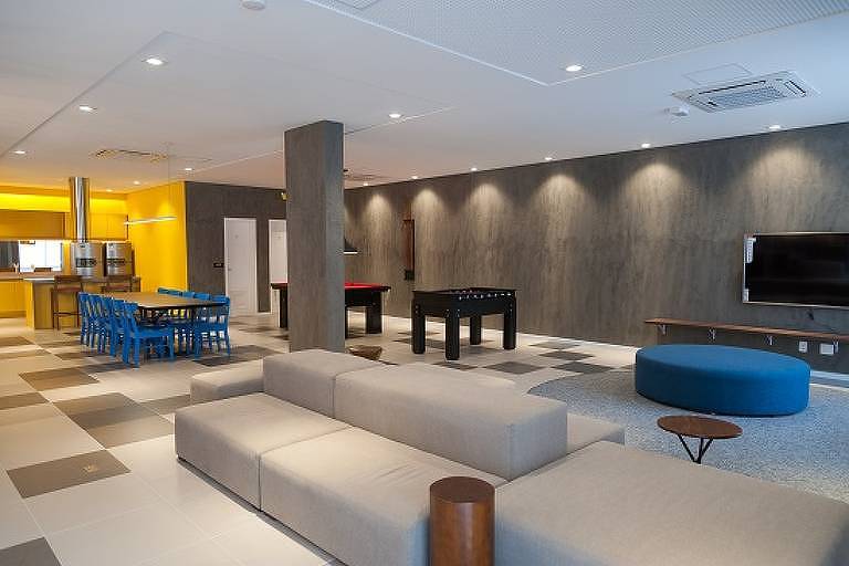 Espaço multifuncional, uma das áreas comuns do coliving Kasa 99, na Vila Olímpia, zona sul de São Paulo