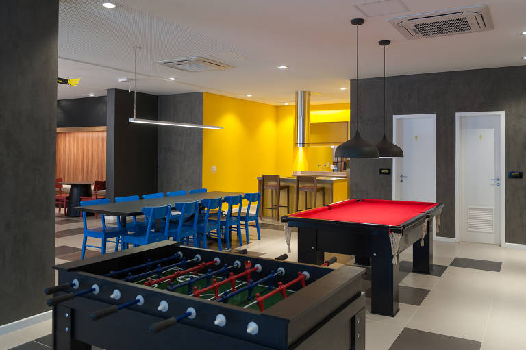 Espaço multifuncional, uma das áreas comuns do coliving Kasa 99 na Vila Olímpia, zona sul de São Paulo