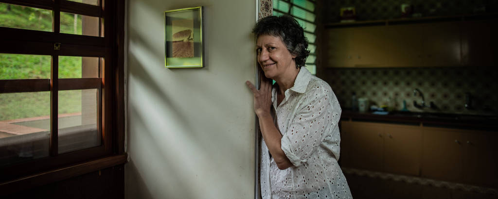A cantora Ná Ozzetti em sua casa, em Jundiaí