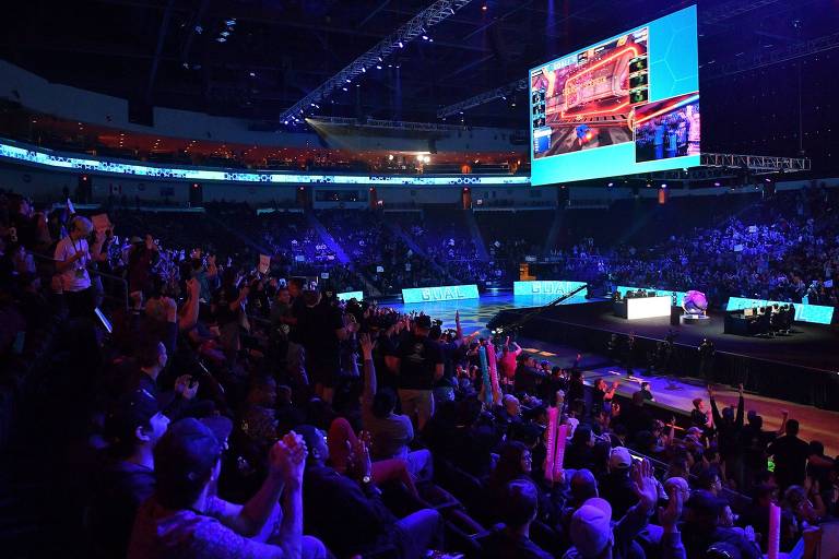 Torcida lota um centro de convenções em Las Vegas para um torneio de eSports