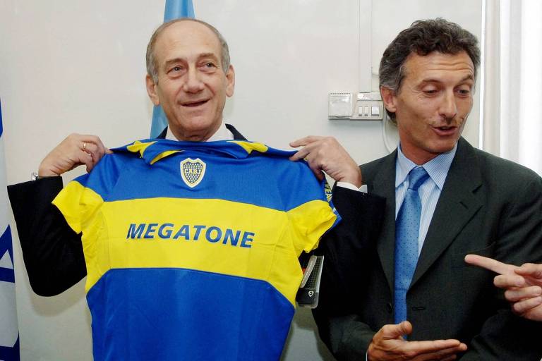 O presidente argentino Mauricio Macri entrega camisa do Boca, clube que comandou por 12 anos, ao então primeiro-ministro de Israel, Ehud Olmert