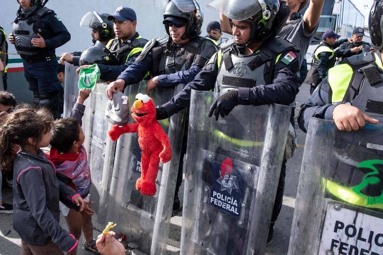 Policiais mexicanos interagem com crianças