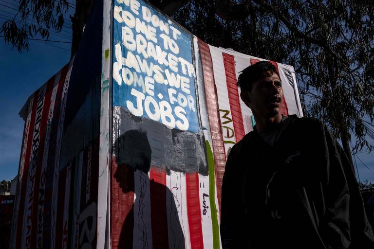 Migrantes em abrigo temporário em Tijuana