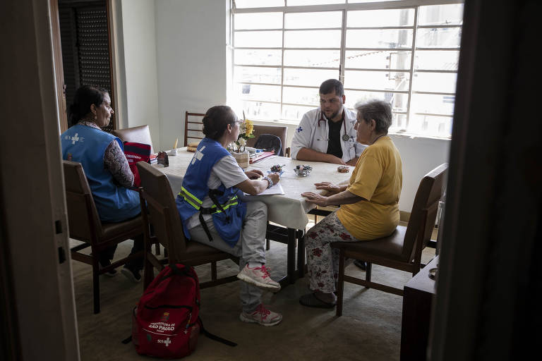 O médico Cássio Francisco Gonçalves durante visita à aposentada Isilda Florência Godinho Curado, 75 anos, que sofre de hipertensão e dores nas pernas e tem dificuldades de se locomover. As visitas fazem parte do programa Saúde da Família, na zona sul da cidade, próximo à UBS Santa Catarina, no bairro do Jabaquara