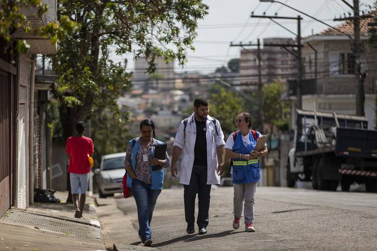 SAO PAULO - SP - BRASIL, 23-11-2018, 10h00: SAÚDE DE FAMÍLIA. O programa O médico Cássio Francisco Gonçalves, 27 anos, e as agentes de saúde comunitária Elaine Oliveira Mello, 44 anos (dir.), e Maria Lúcia da Silva, 51 anos, durante visita domiciliar do programa Saúde da Família, na zona sul da São Paulo