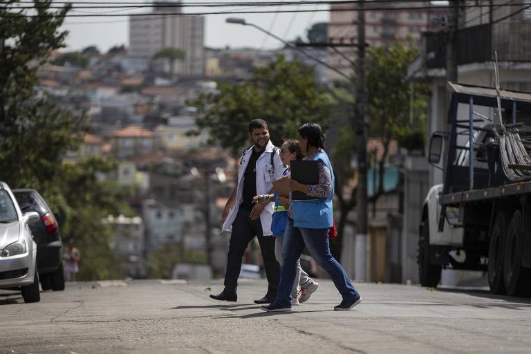 O médico Cássio Francisco Gonçalves, 27 anos durante visita domiciliar do programa Saúde da Família, na zona sul da São Paulo