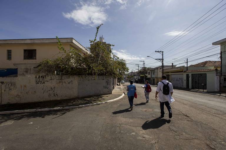O médico Cássio Francisco Gonçalves, 27 anos durante visita domiciliar do programa Saúde da Família, na zona sul da São Paulo