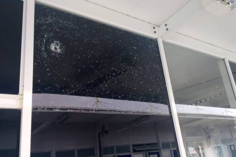 Vidraças esburacadas por tiros na clínica Adib Jatene, no Complexo da Maré (zona norte do Rio) 