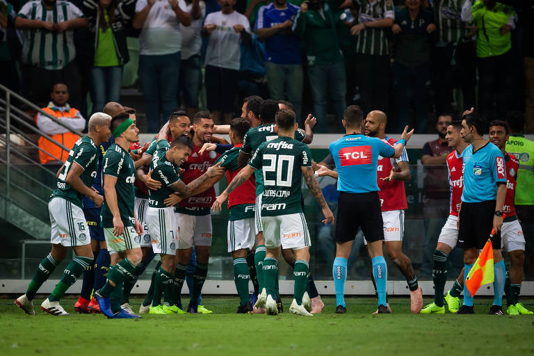Jogadores do Palmeiras comemoram gol diante do América-MG, no Allianz Parque
