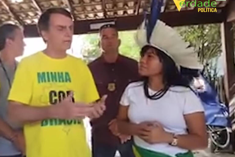 
Jair Bolsonaro recebe a índia Ysani Kalapalo em sua casa, no Rio